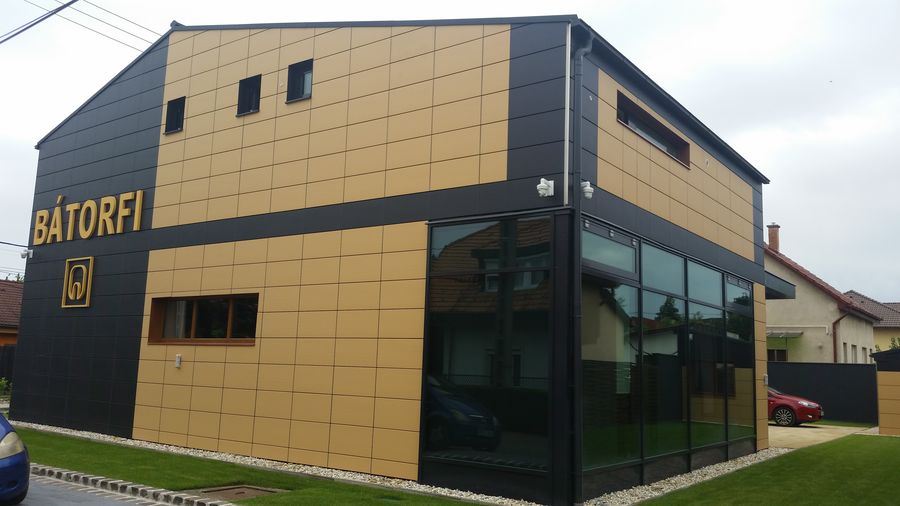 Tonality szerelt, átszellőztetett kerámia homlokzatburkolat és árnyékolástechnika