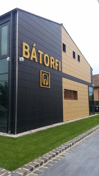 Tonality szerelt, átszellőztetett kerámia homlokzatburkolat és árnyékolástechnika