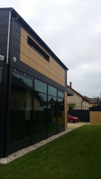 Tonality szerelt, átszellőztetett kerámia homlokzatburkolat és árnyékolástechnika
