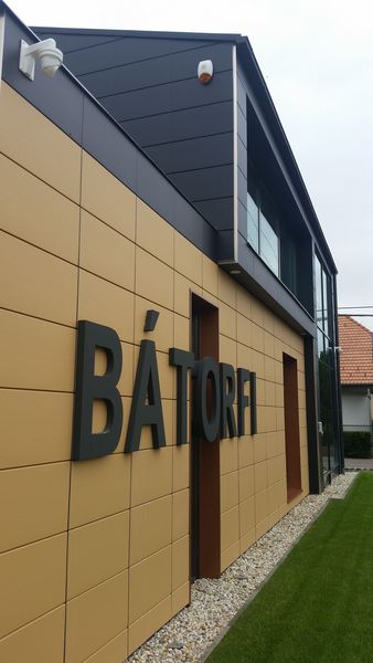Tonality szerelt, átszellőztetett kerámia homlokzatburkolat és árnyékolástechnika