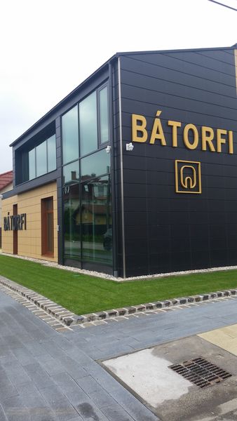 Tonality szerelt, átszellőztetett kerámia homlokzatburkolat és árnyékolástechnika