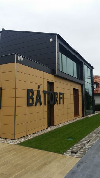 Tonality szerelt, átszellőztetett kerámia homlokzatburkolat és árnyékolástechnika