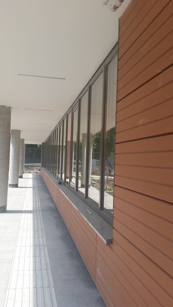 Tonailty szerelt, átszellőztetett kerámia homlokzat