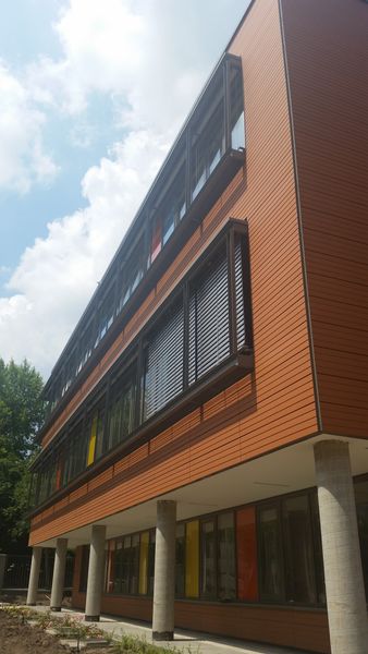 Tonailty szerelt, átszellőztetett kerámia homlokzat